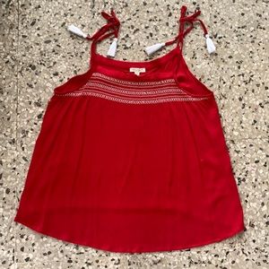 Camisa de manguillos suelta.